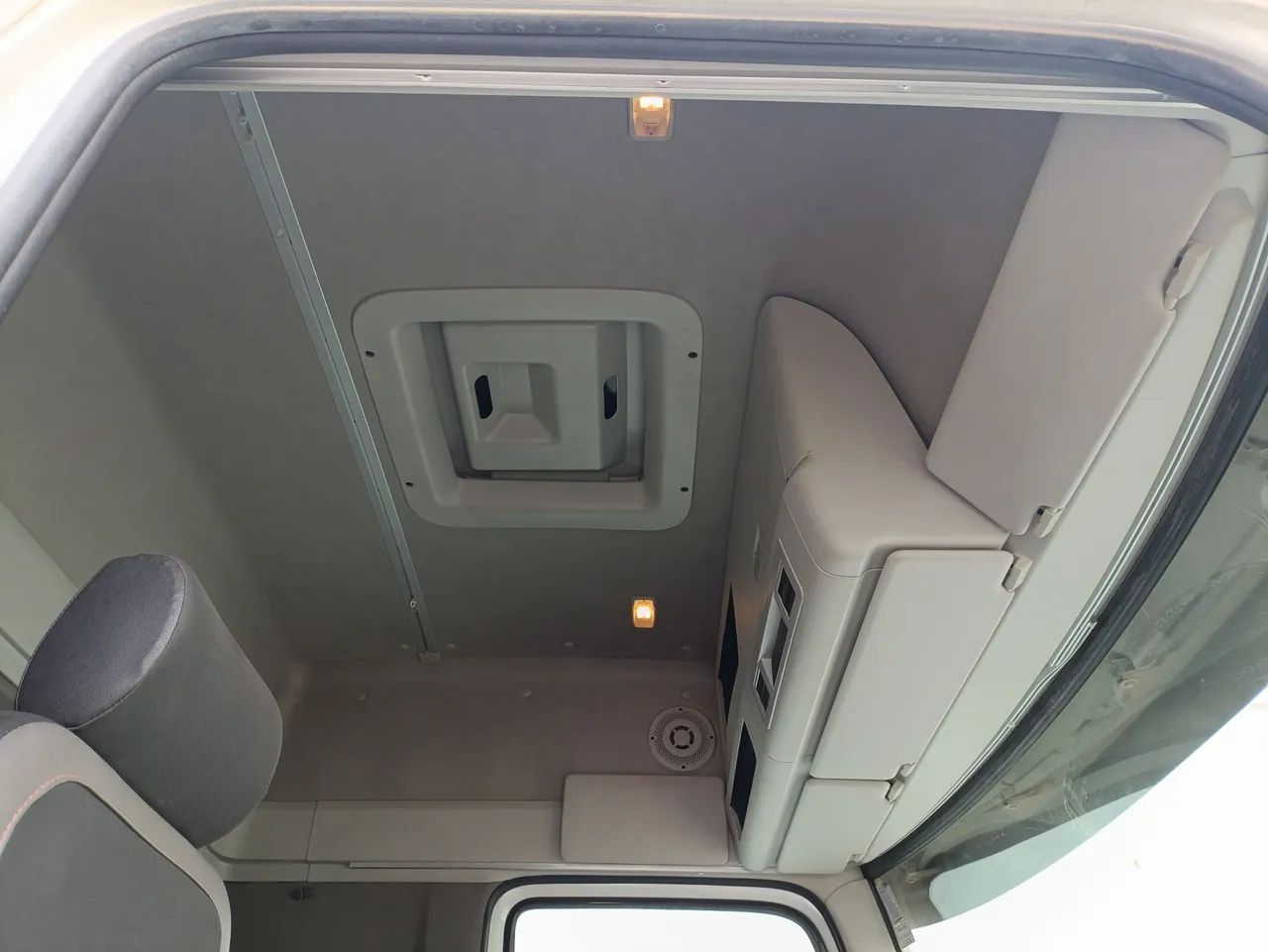 Caminhão VW Constellation 24.280 - Baú 2022 Teto Alto Leito 6x2 Automatico - Foto 5