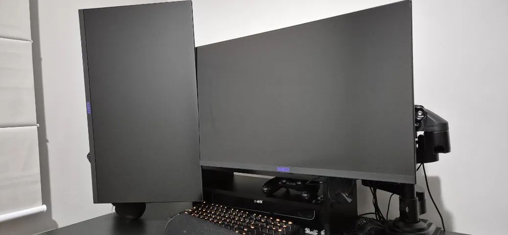 Gaming computer with two monitors64317908661505122