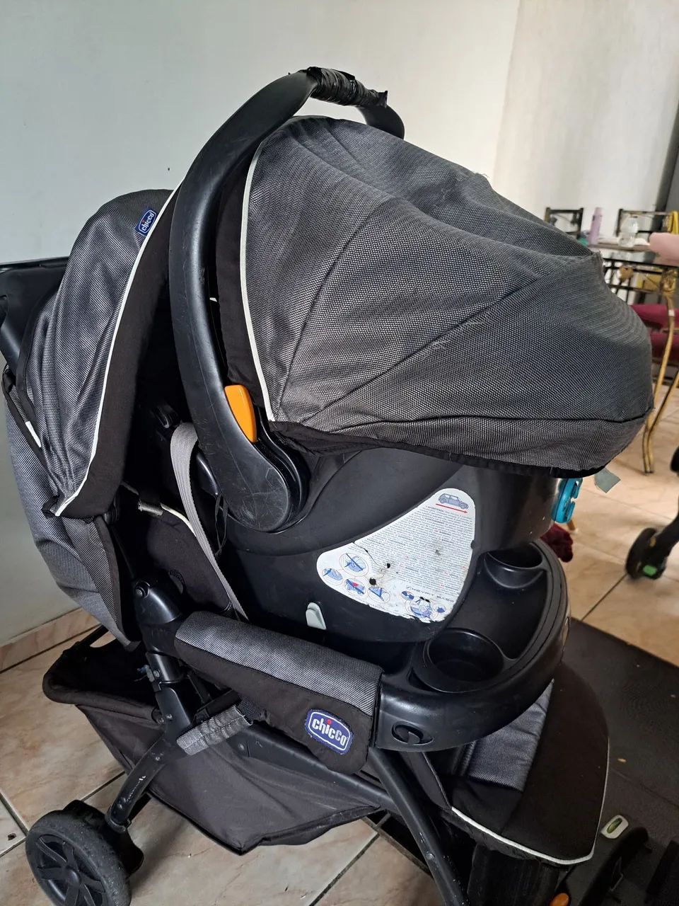 Carrinho de bebê com bebê conforto