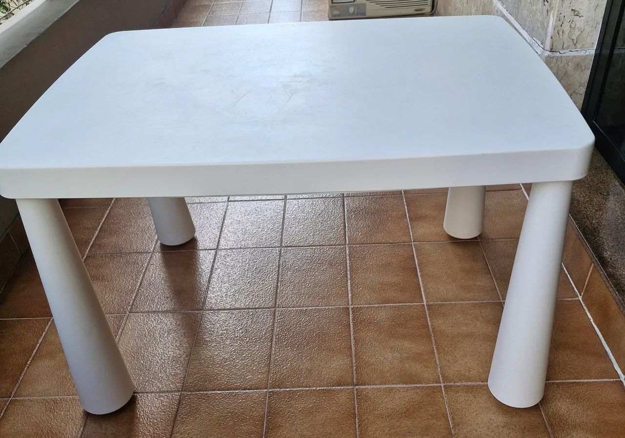 Mesa Infantil com 2 cadeiras e 2 bancos IKEA.64960477891073123