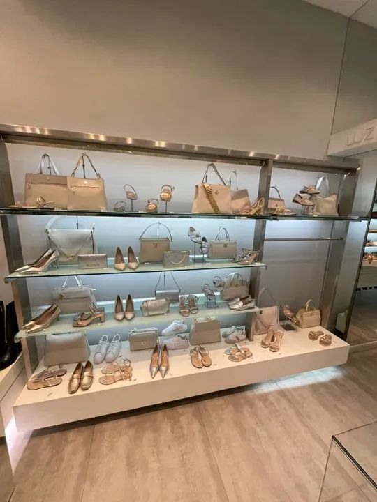 Imperdível, não perca! Belas prateleiras em Inox com base em madeira e iluminação embutida