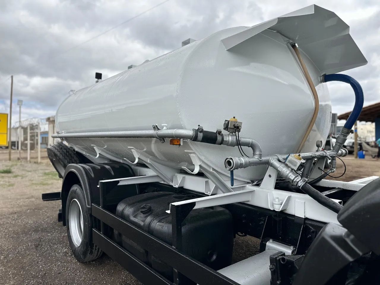 VENDE-SE TANQUE PIPA DE 9.000 LITROS GASCON FUNCIONANDO PERFEITAMENTE 