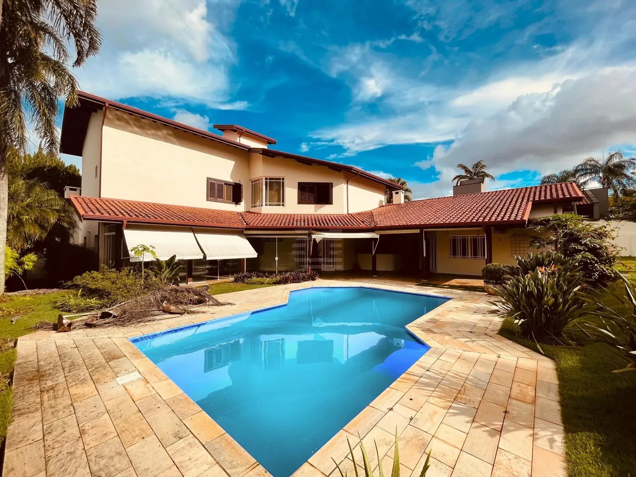 Casa alto padrão para alugar no Gramado com 4 suítes, 500m2