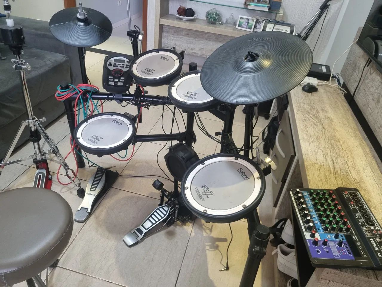 Bateria Eletrônica Roland TD 11, em excelente condição,  com banco, mesa de som, caixas - Foto 2
