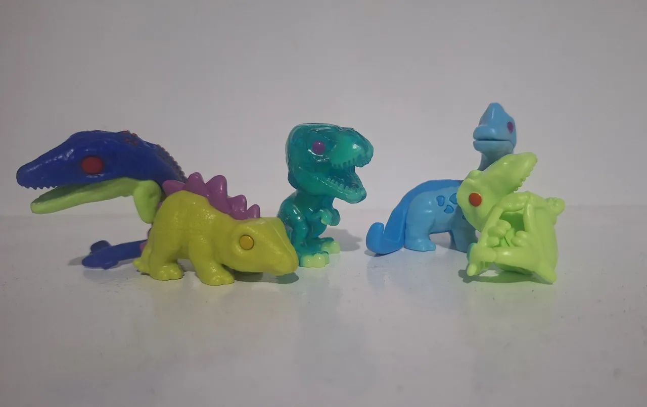 Dinossauros do Kinder Joy de 2025.