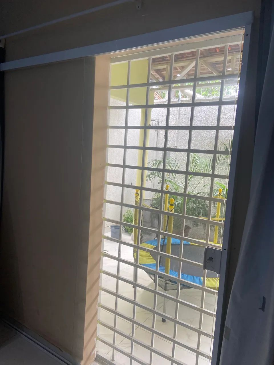 Porta de vidro com trilhos e  fechadura