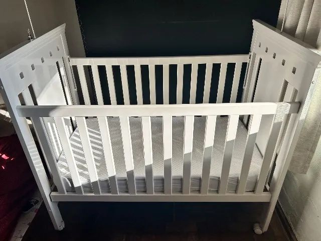 Berço branco/ com colchão 