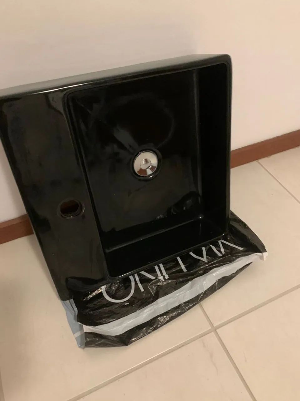 Cuba preta de porcelana + ralo invisível