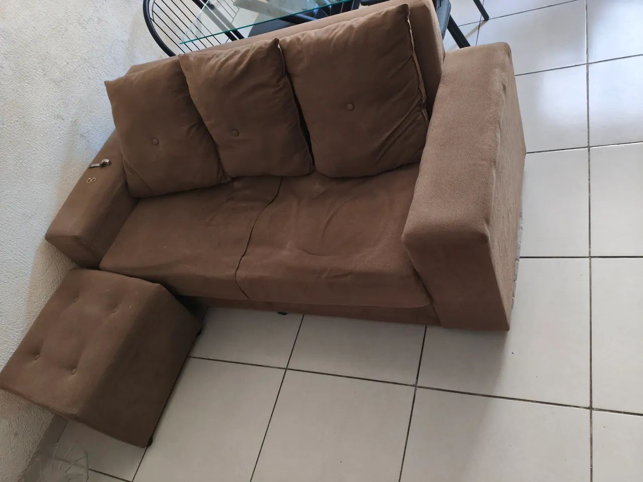 Sofá marrom usado + 3 almofadas + pufe ? R$ 200 - Foto 2