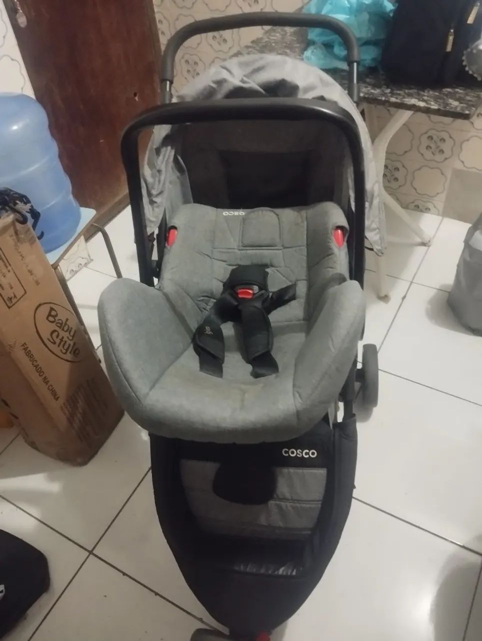 Carrinho com bebê conforto 