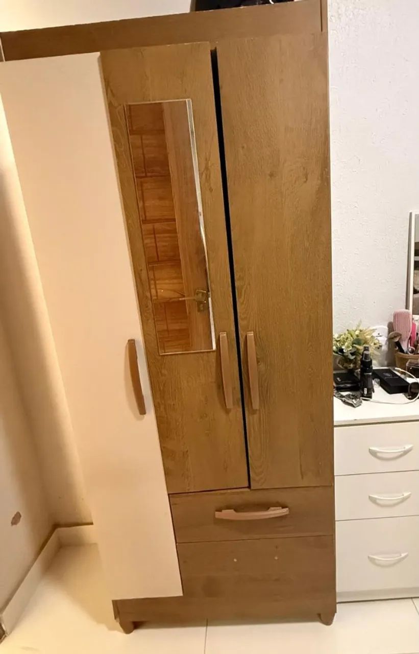 Vendo esse guarda roupa de solteiro com espelho - Foto 2