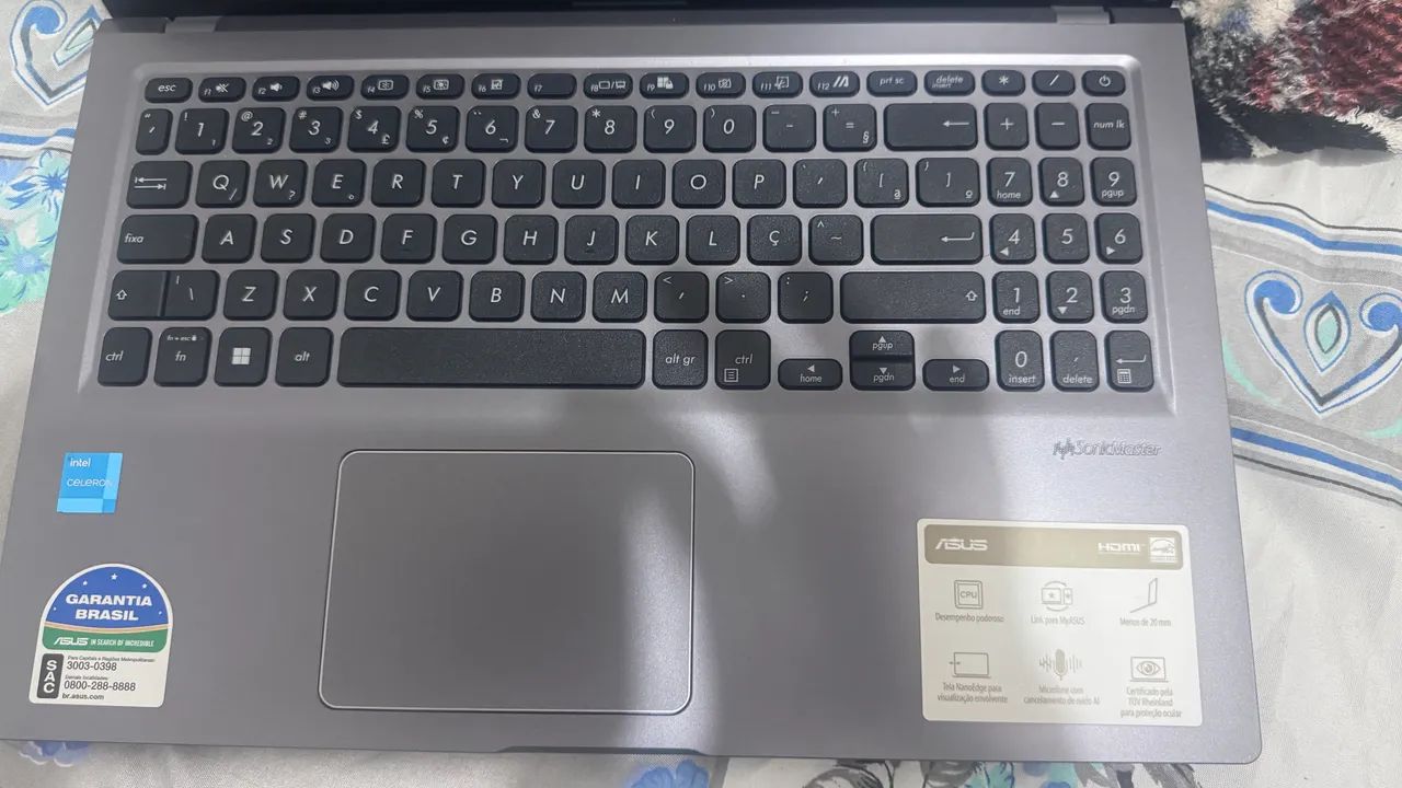Notebook ASUS na caixa.