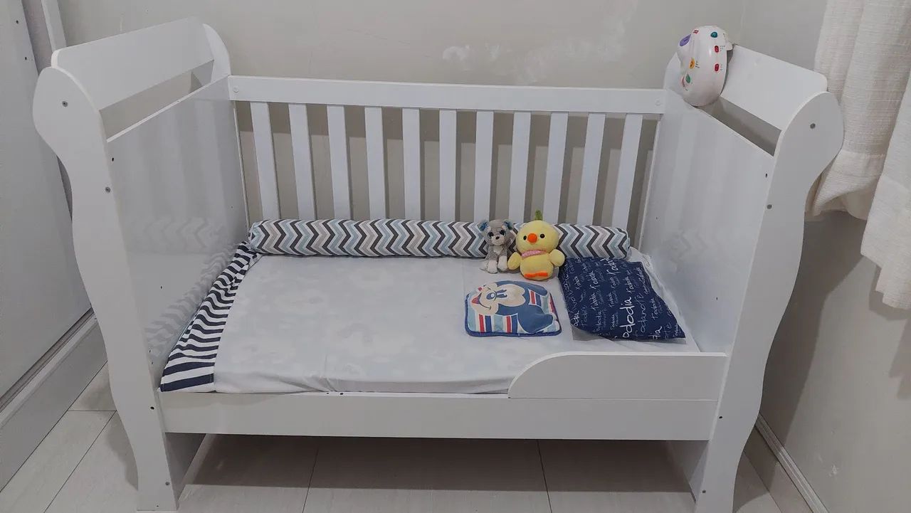 Berço americano Carolina Baby  vira cama, completo e acompanha colchão.