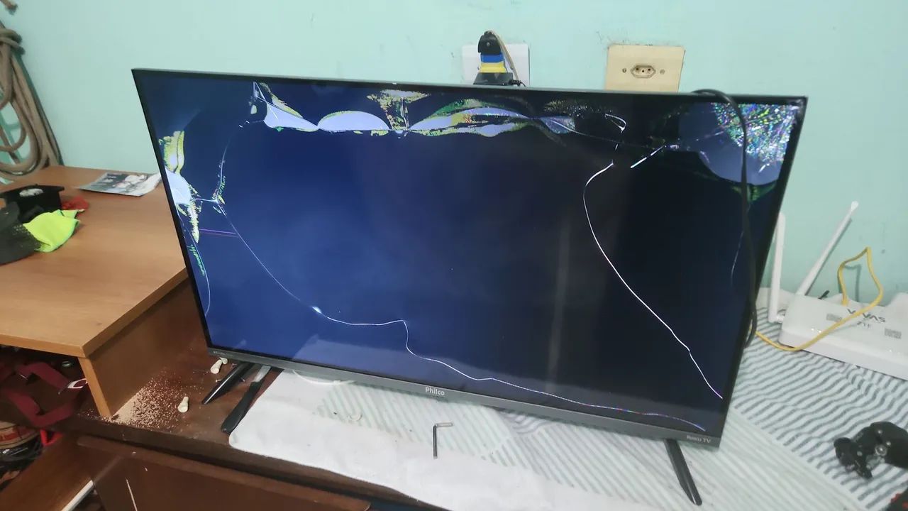 Vendo tv 32 smart com tela quebrada  - Foto 2