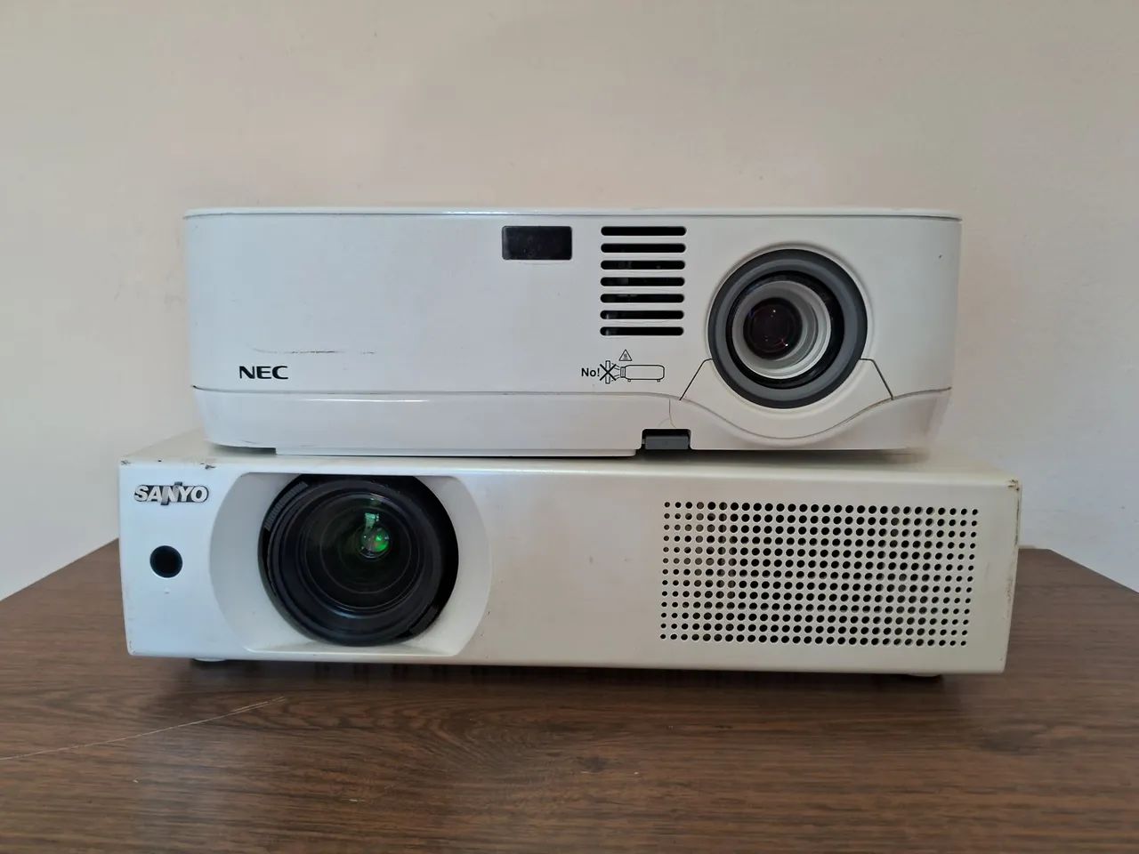 2 projetores   Nec/Sanyo   (Com Defeito)