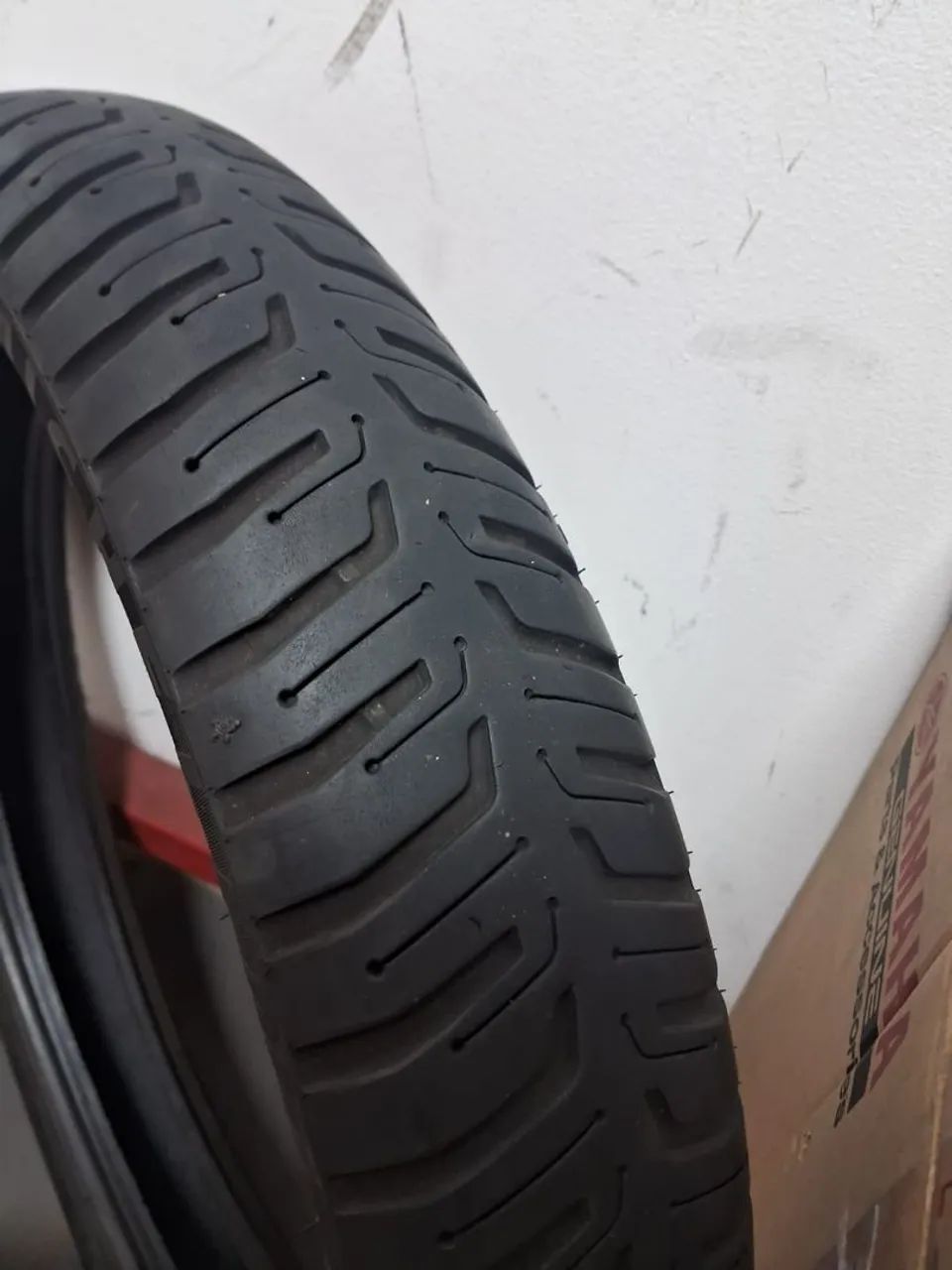 Pneu de moto Michelin 100/80-18 com furo  - Foto 2