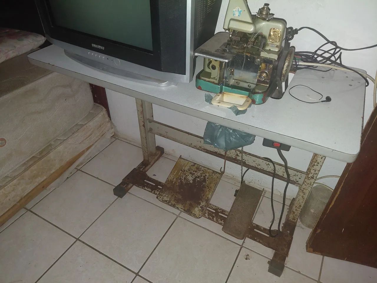 MAQUINA OVERLOQUE COM BANCADA E MOTOR 110V