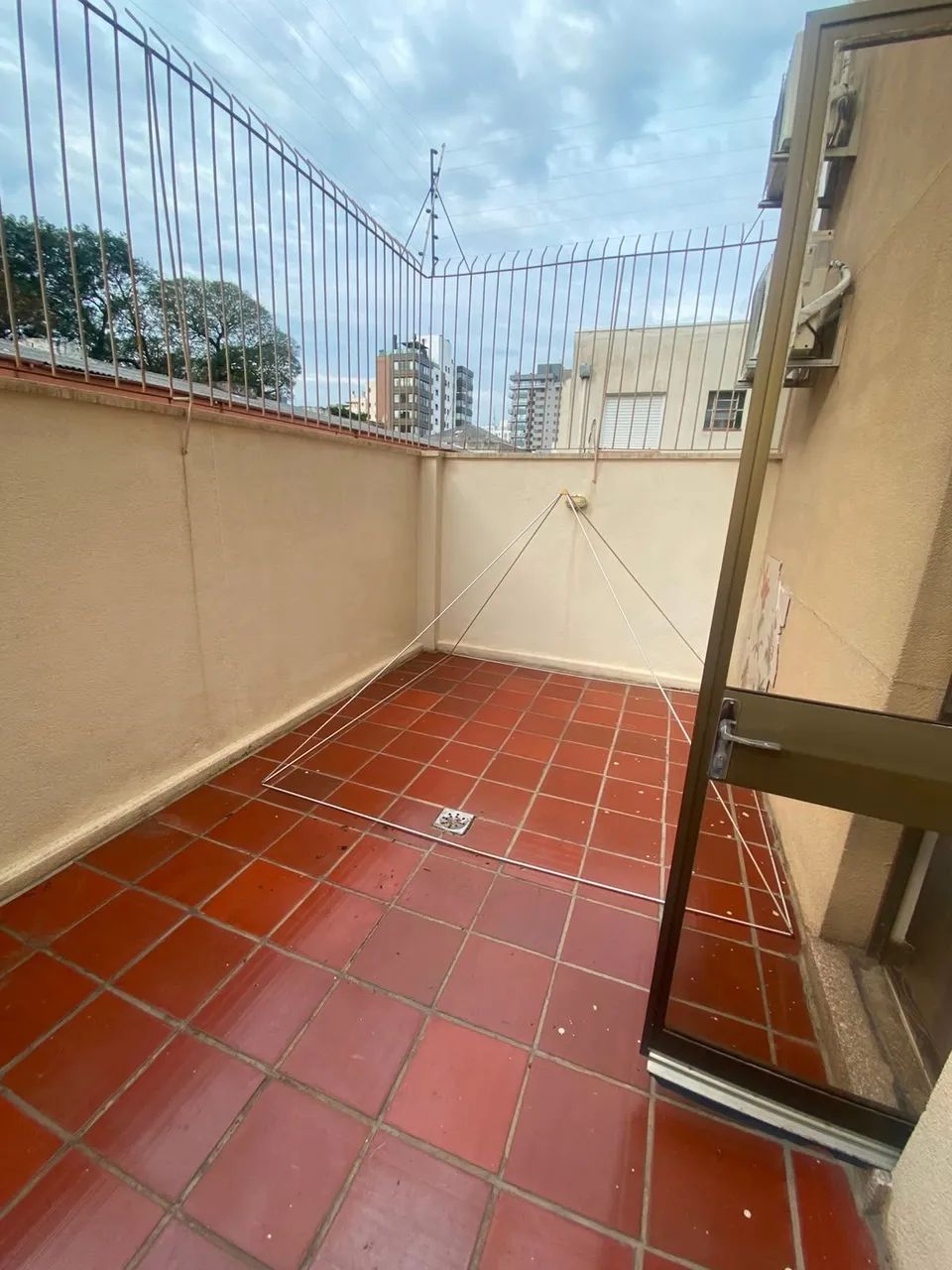 Sala comercial, ensolarada e arejada com 2 terraços. - Foto 5
