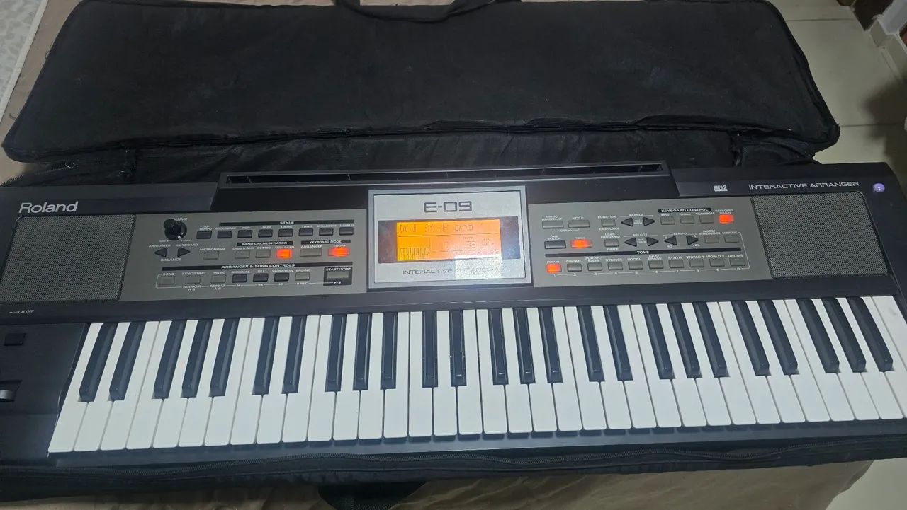 Teclado rolando e09