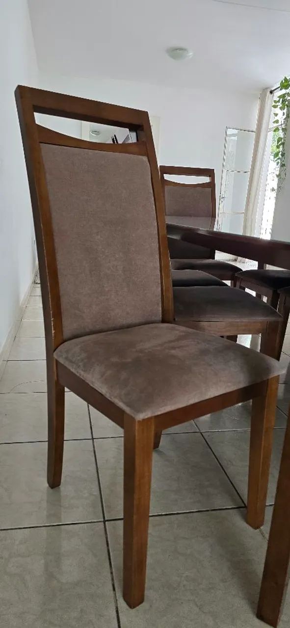 Mesa de jantar em madeira maciça com 8 cadeiras - Foto 4