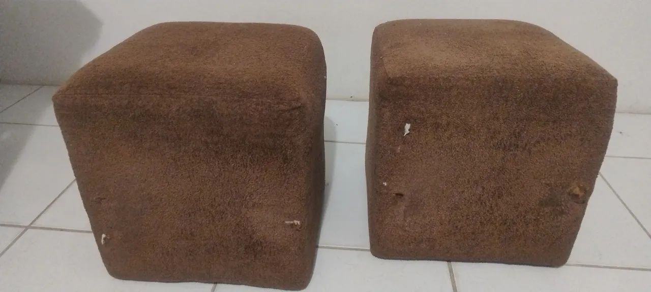 Dois puffs marrons 