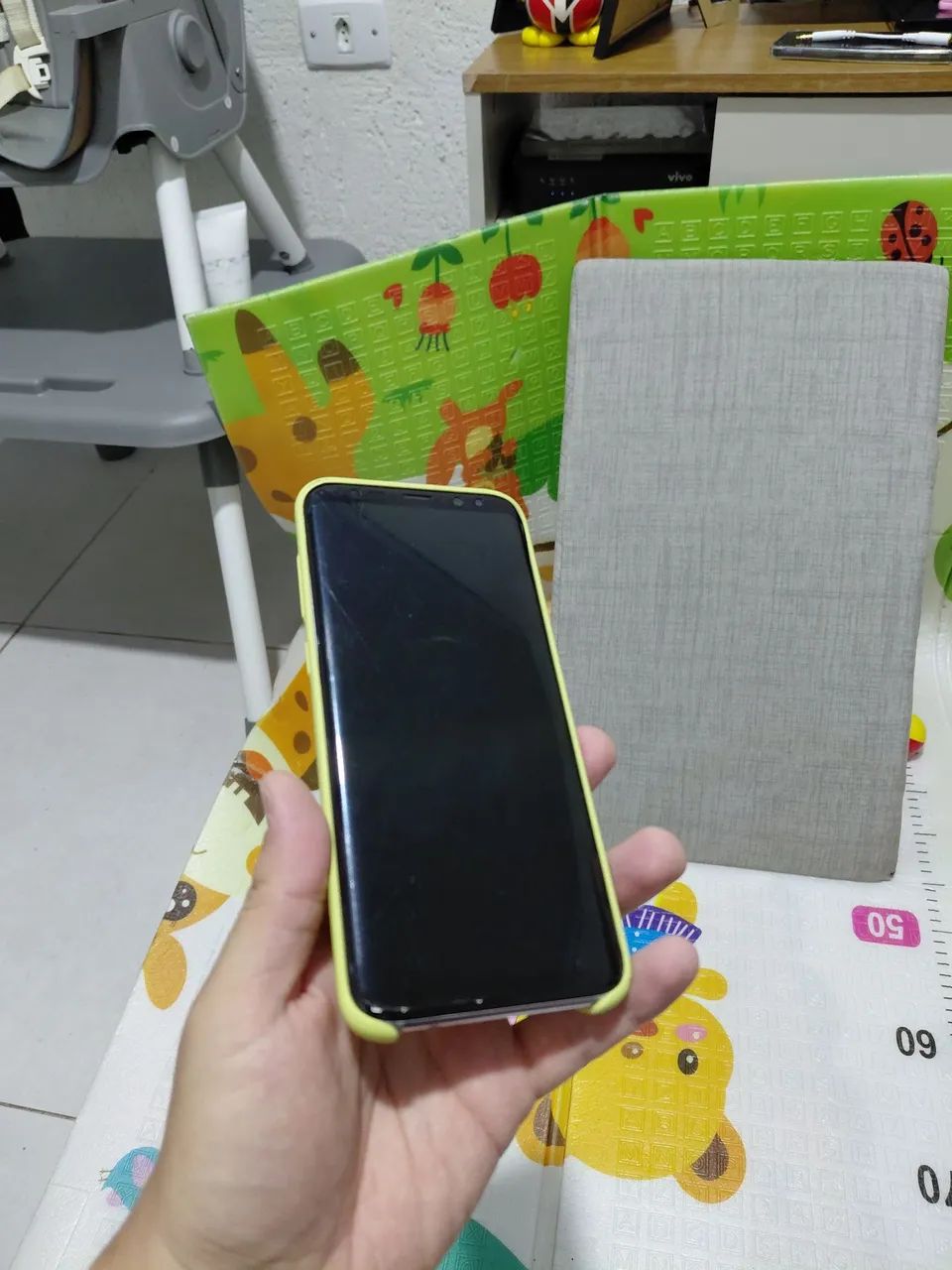 S8+ com burn-in e traseira trincada 