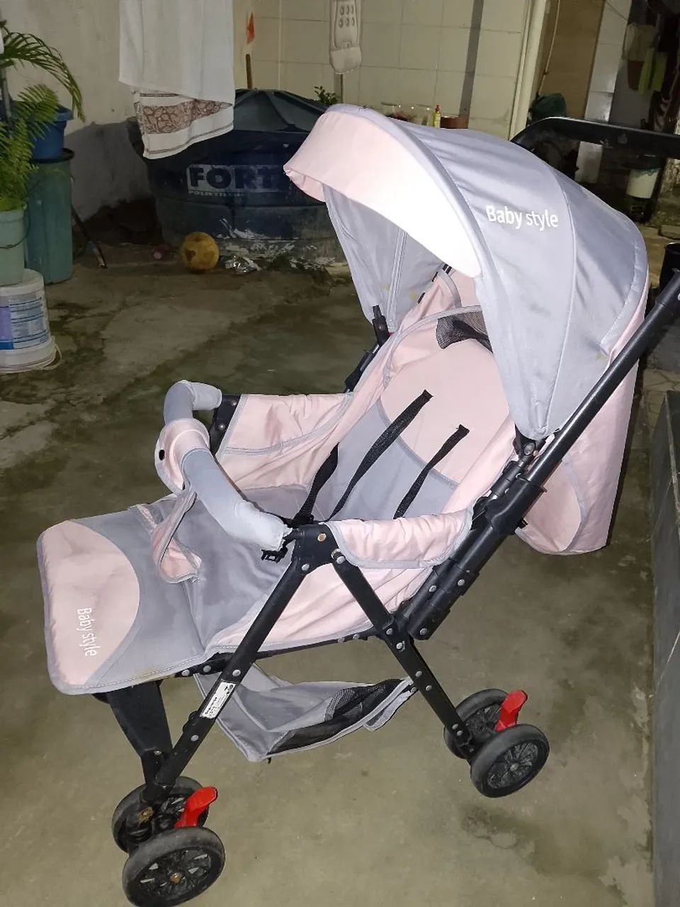 Carrinho de bebê rosa e cinza 