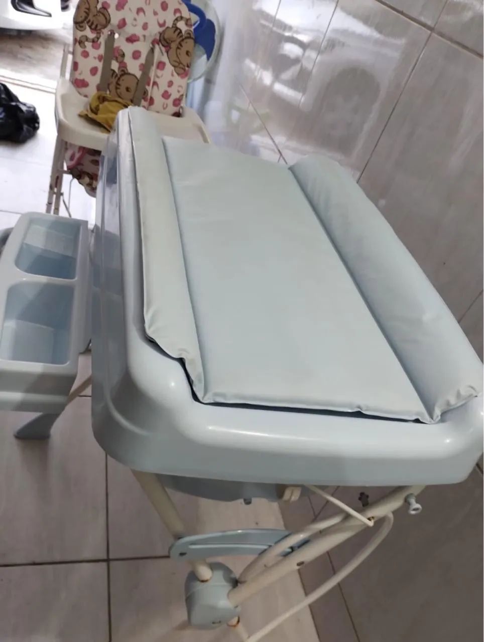 Banheira de bebê e cadeirinha de bebê 