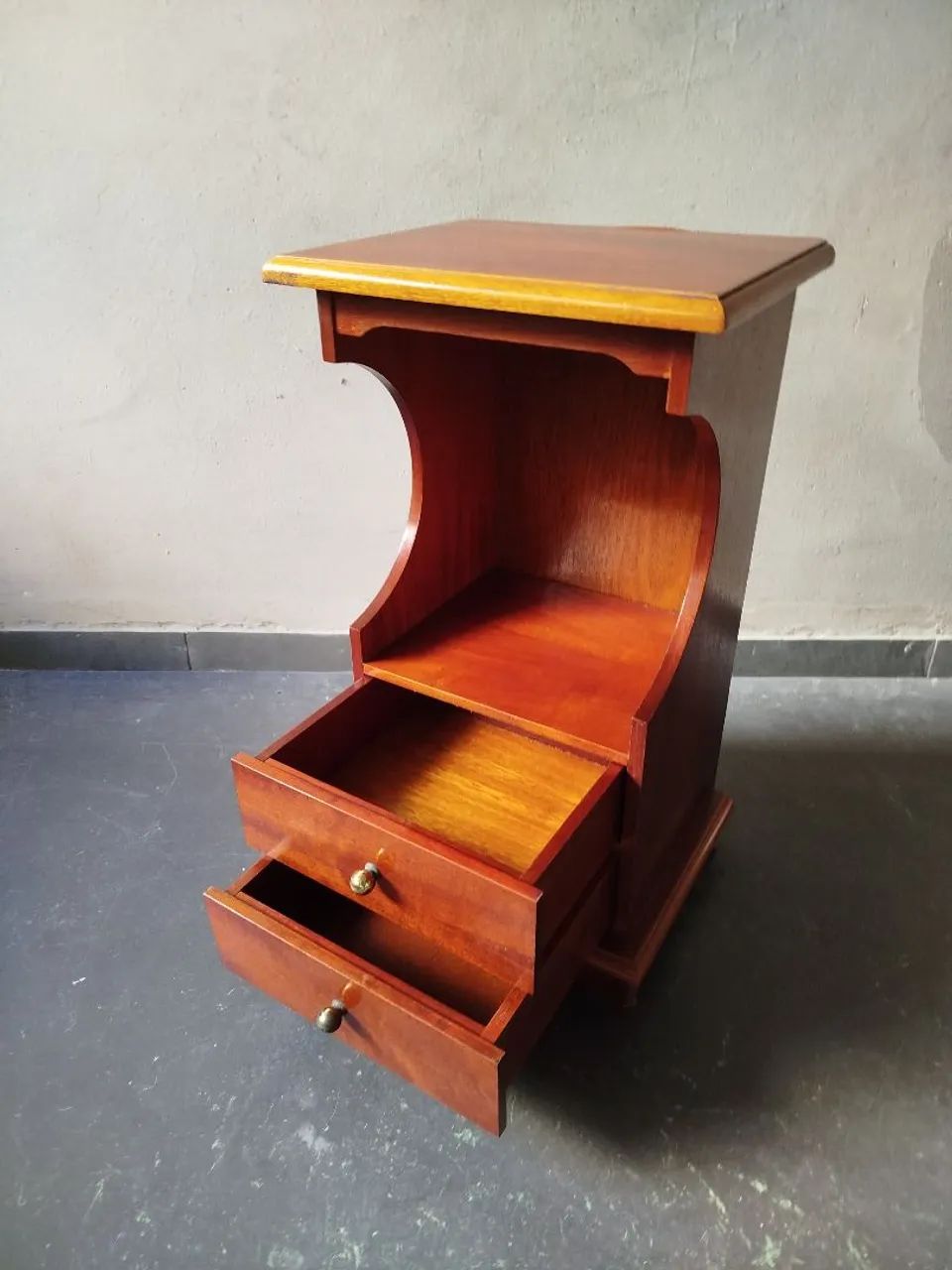 Mesa de cabeceira c/ 2 gavetas - Foto 2