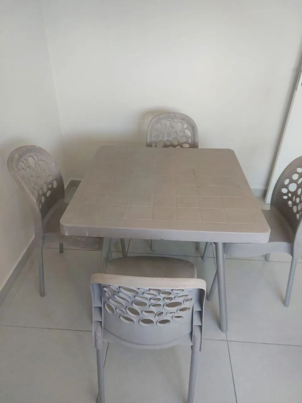 Vende-se mesa com 4 cadeira - Foto 3