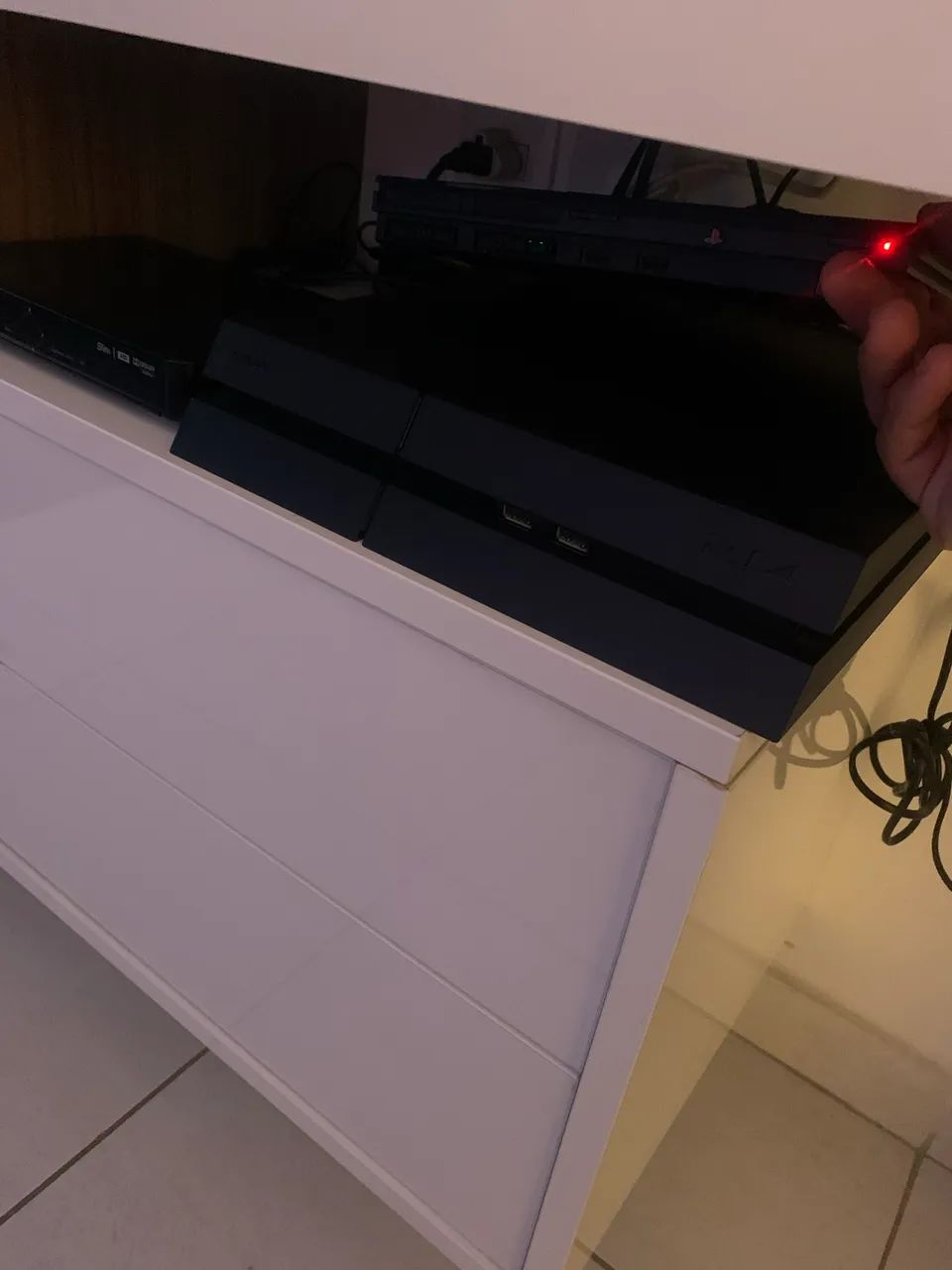 PS4 com 2 controles 