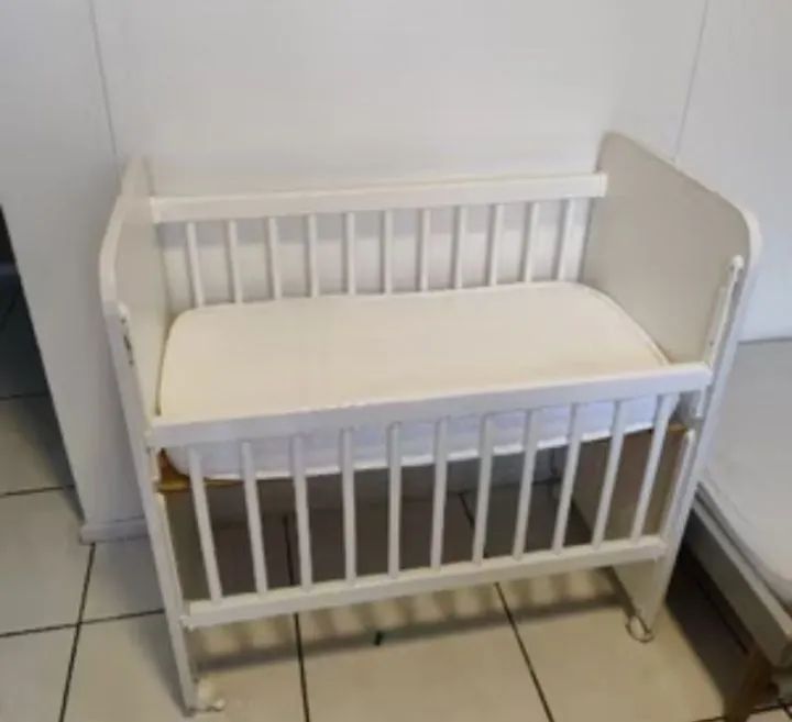 Mini berço grade móvel com colchão.