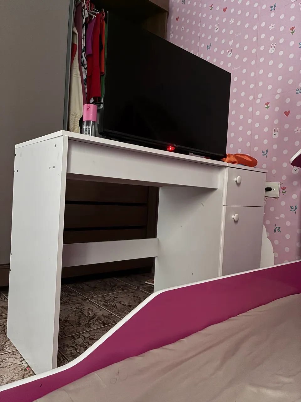 Cômoda de roupas e camarim com espelho.  - Foto 2