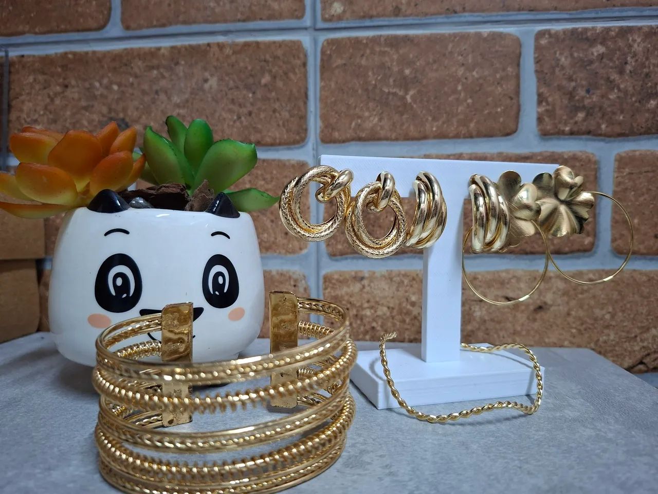 KIT BRINCOS E BRACELETES DOURADO  - Foto 2