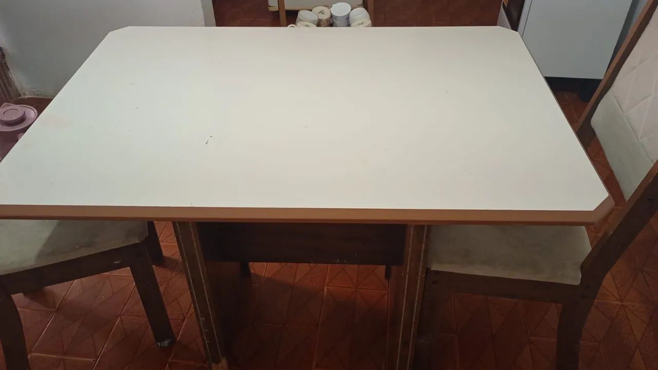 Vende-se uma mesa com 4 cadeiras  - Foto 2