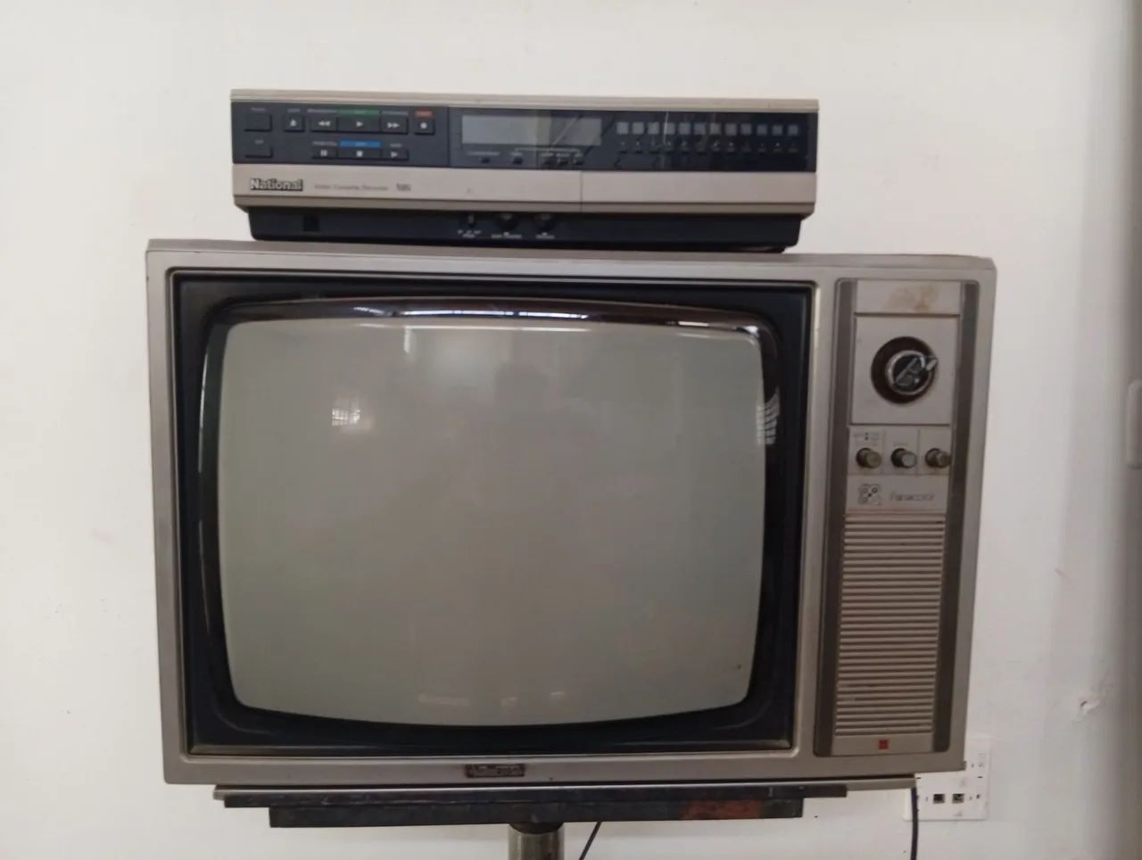 Tv vintage National + videocassete+ mesa