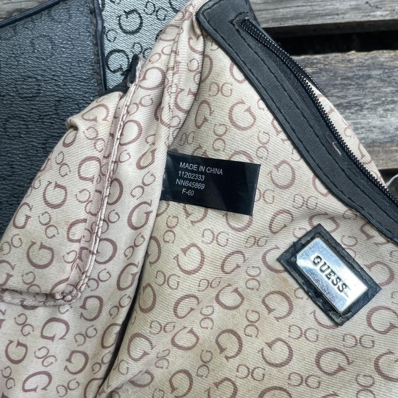 Bolsa GUESS Birch Logo Print  - Foto 2