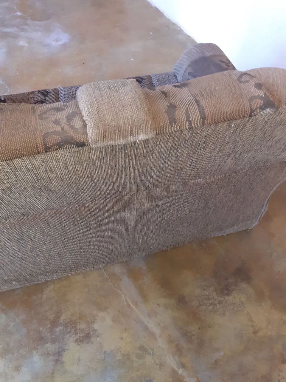 VENDE SE ESSE SOFÁ BARATO 20 REAIS PRA SAIR AGORA É SÓ BOTAR UMA CAPA NELE  - Foto 3