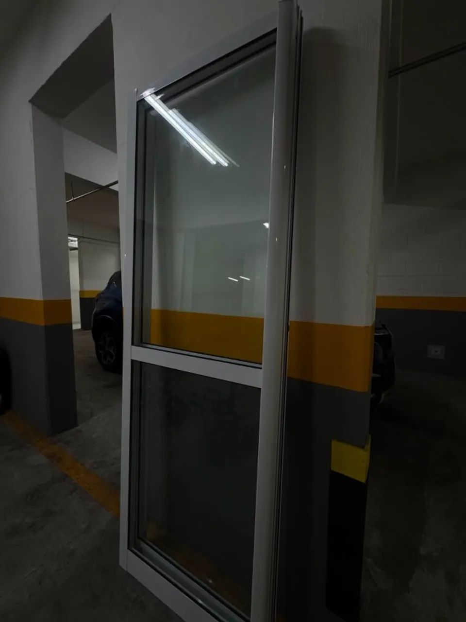 Portas de correr metálicas brancas com vidro - Foto 2