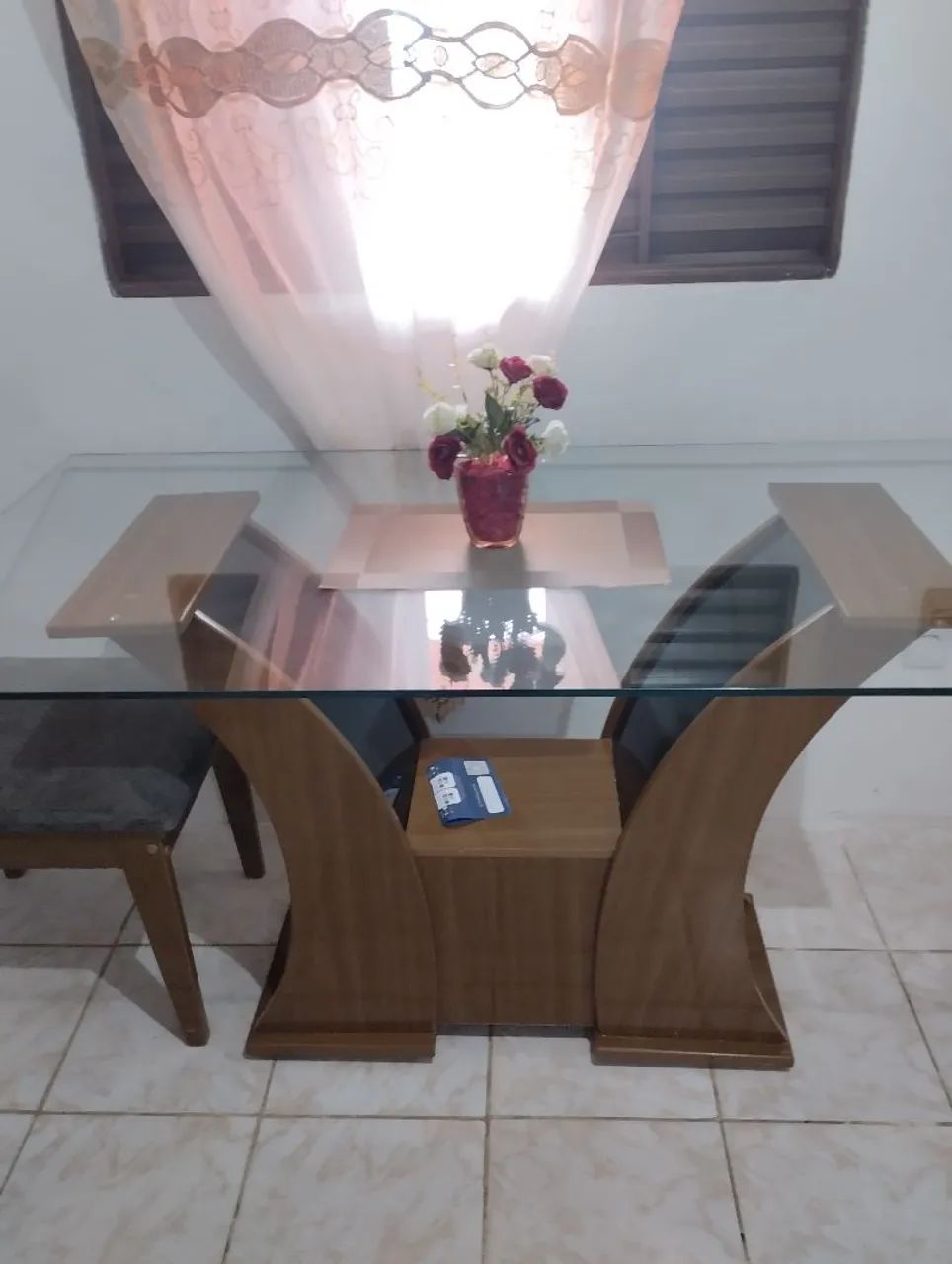Vende-se mesa de vidro! Obs!sem as cadeiras 