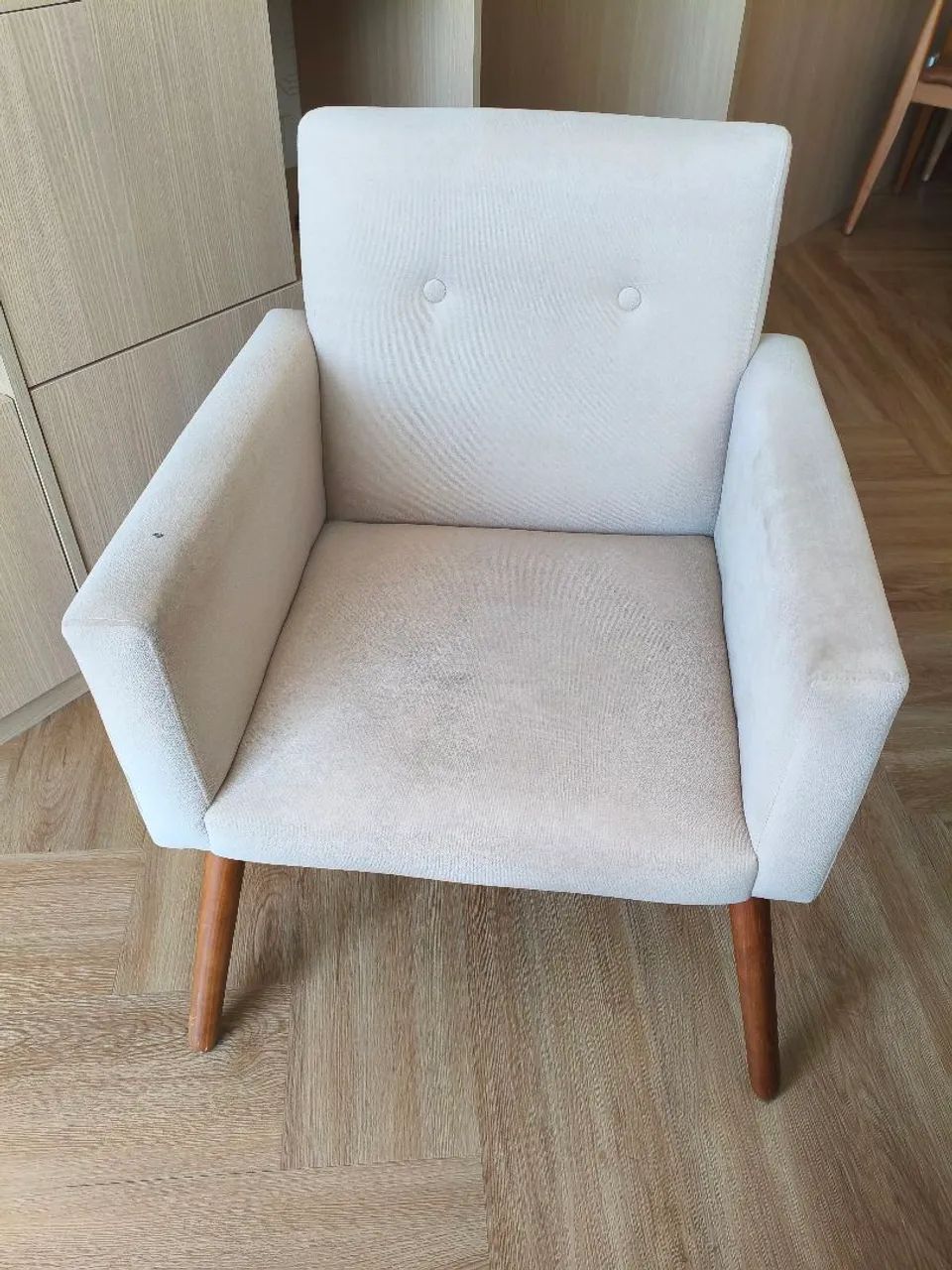 Poltrona decorativa off white, tecido suede, USADA.