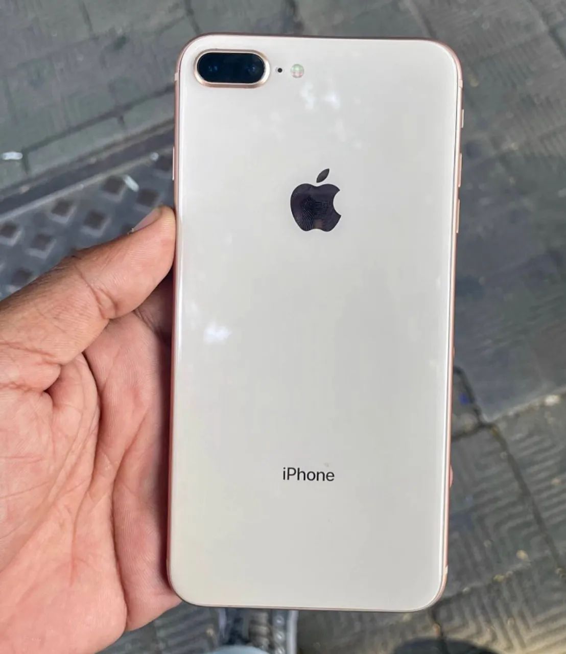 Vendo IPhone 8 Plus 70 % bateria t á impecável  - Foto 2