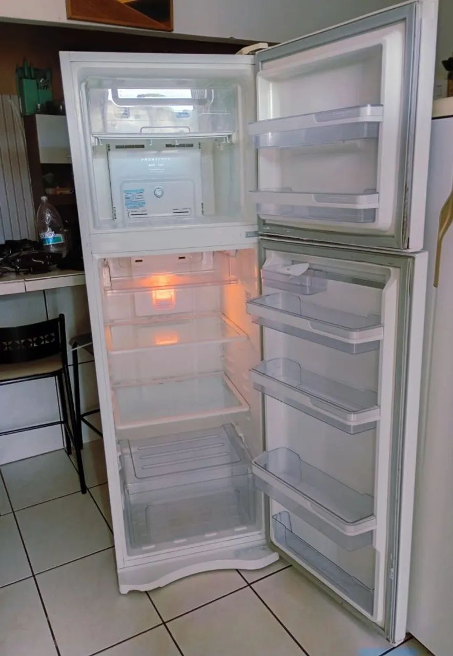 Geladeira Electrolux funcionando perfeitamente vem conservada 