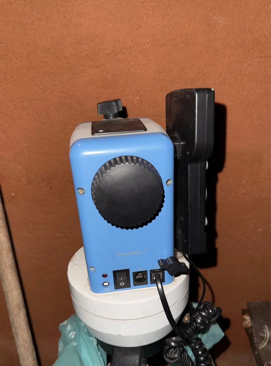 Montagem motorizada azimutal