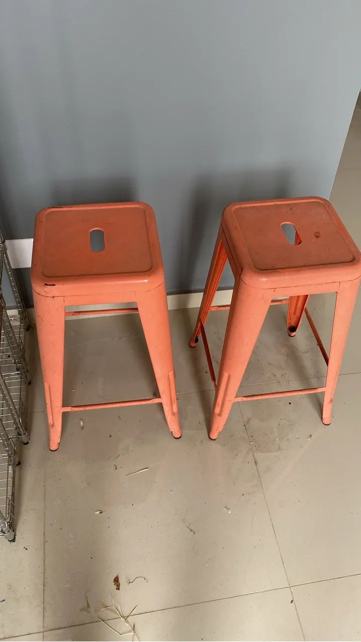 Banqueta alta em metal