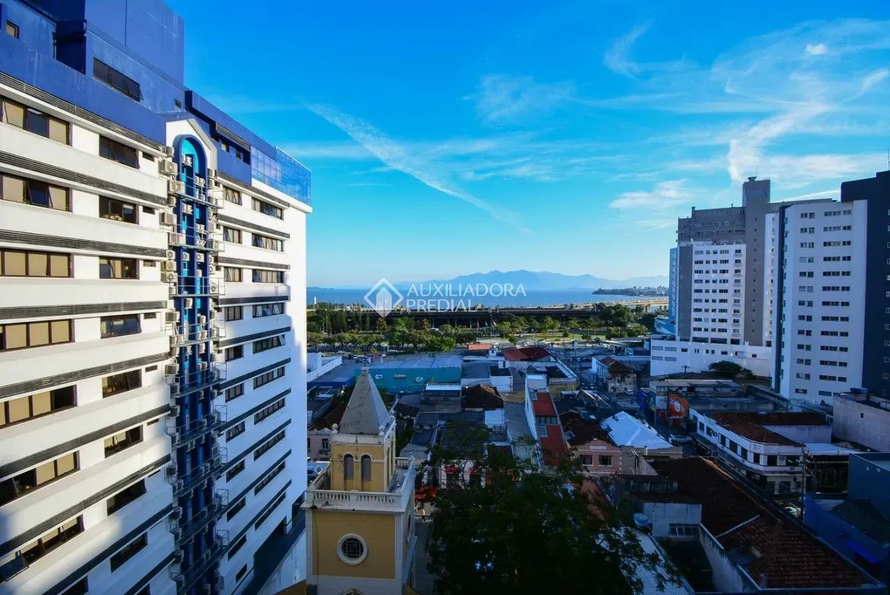 Apartamento Reformado com Vista Mar e 4 Dormitórios no Centro de Florianópolis - Foto 2
