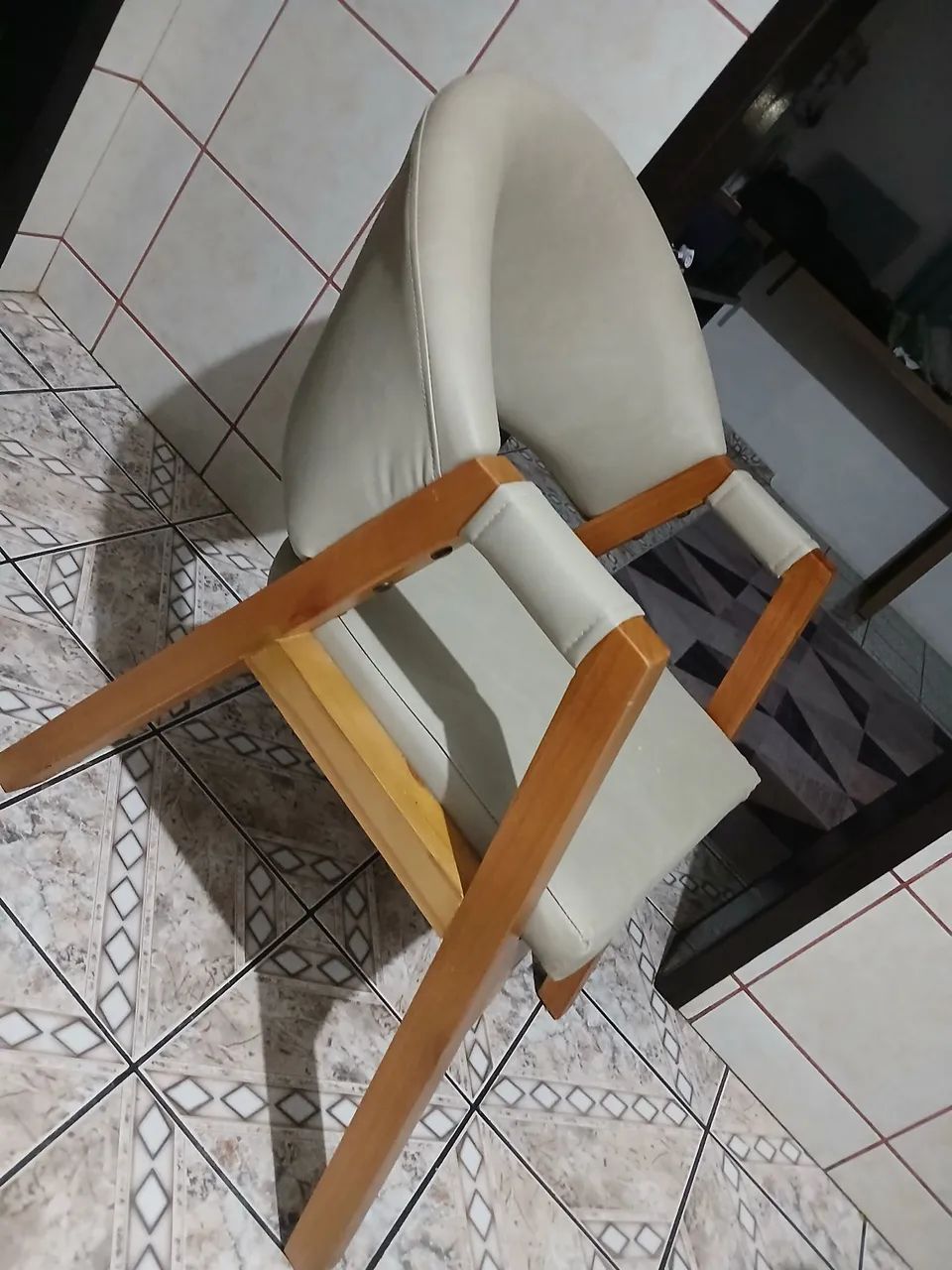 Cadeiras de madeira maciça. Cada R$ 490,00 - Foto 2