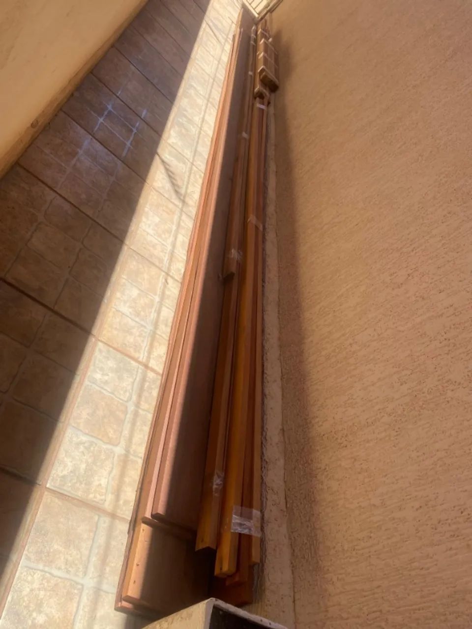 Madeiras: vigas de Peroba Vermelha aparelhada e tabuas de Muiracatiara aparalheda - Foto 5