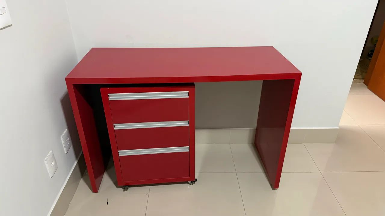 Escrivaninha em MDF vermelho com gaveteiro - Foto 3