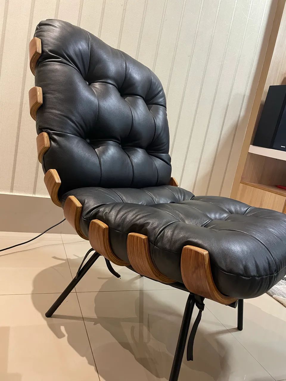 Poltrona com Puff de Couro Costela - Preto - Foto 3
